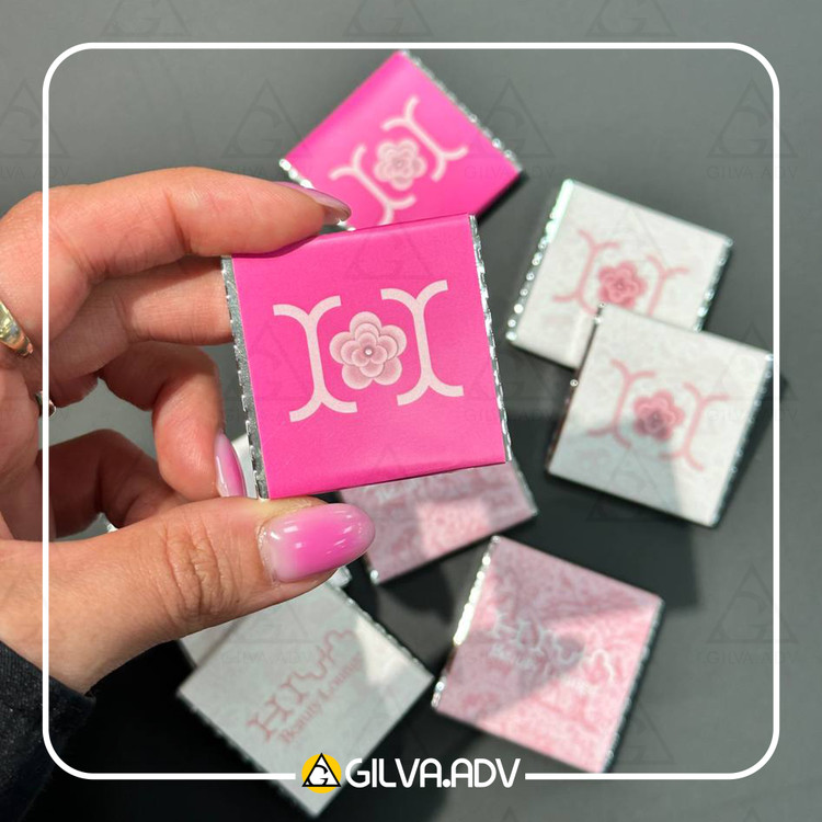 شکلات تبلیغاتی تیراژ پایین با لوگوی اختصاصی بر روی بسته بندی و قطعه شکلات